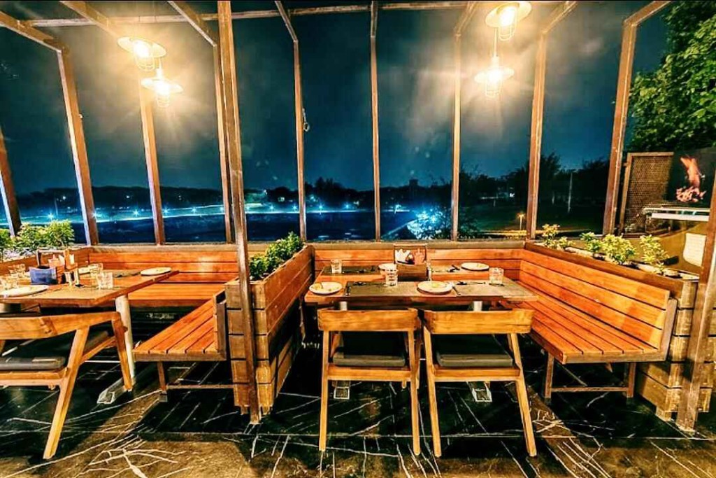 Best Private Cabin Cafe And Restaurant For Couples In Gandhi Nagar 7