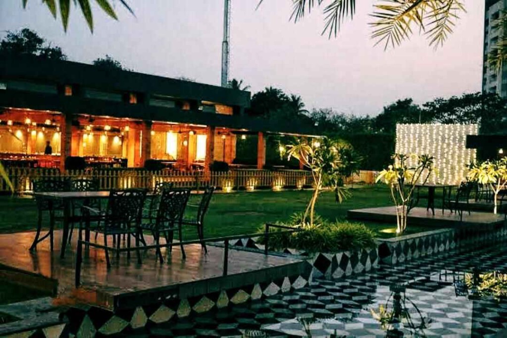 Best Private Cabin Cafe And Restaurant For Couples In Surat 14