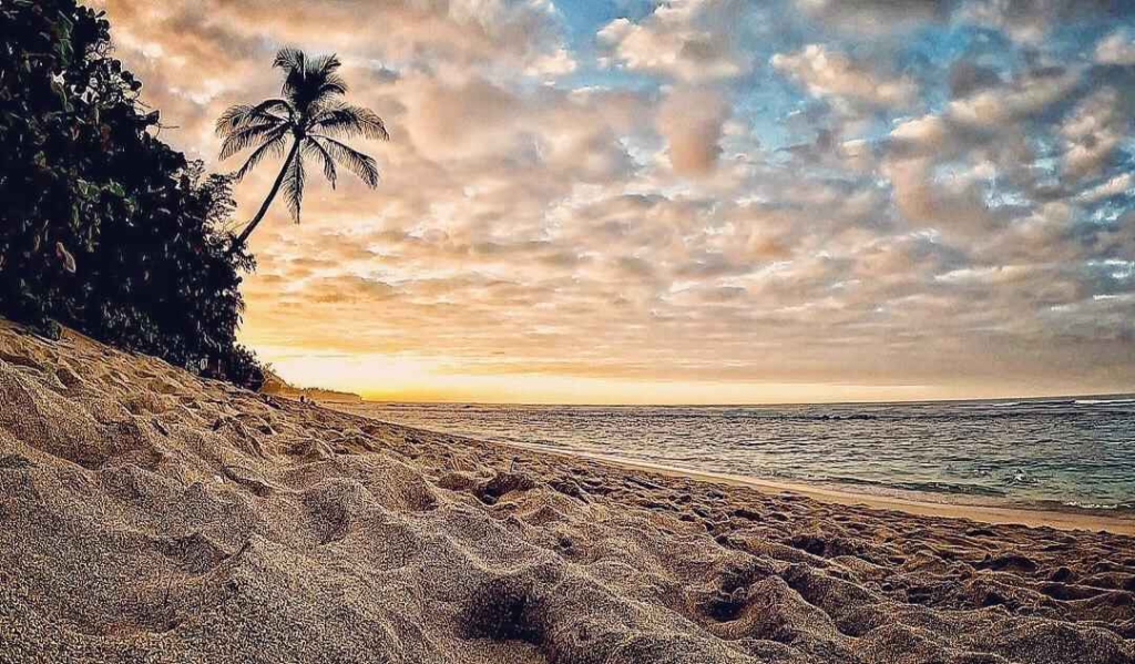 Nude beaches of Oahu 10