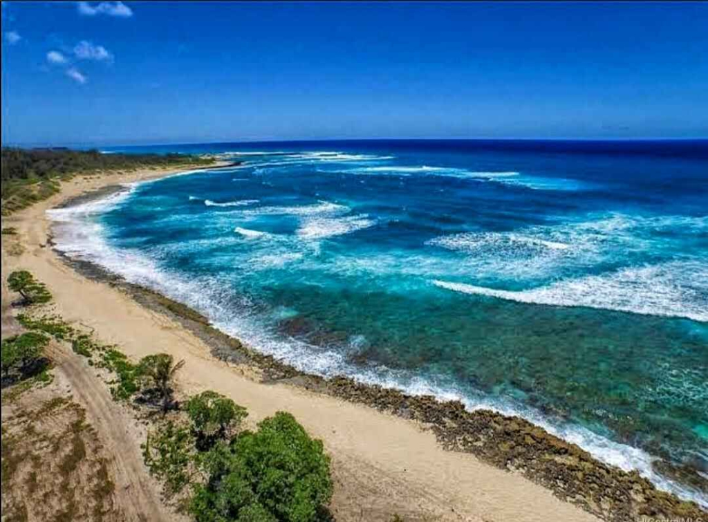 Nude beaches of Oahu 14